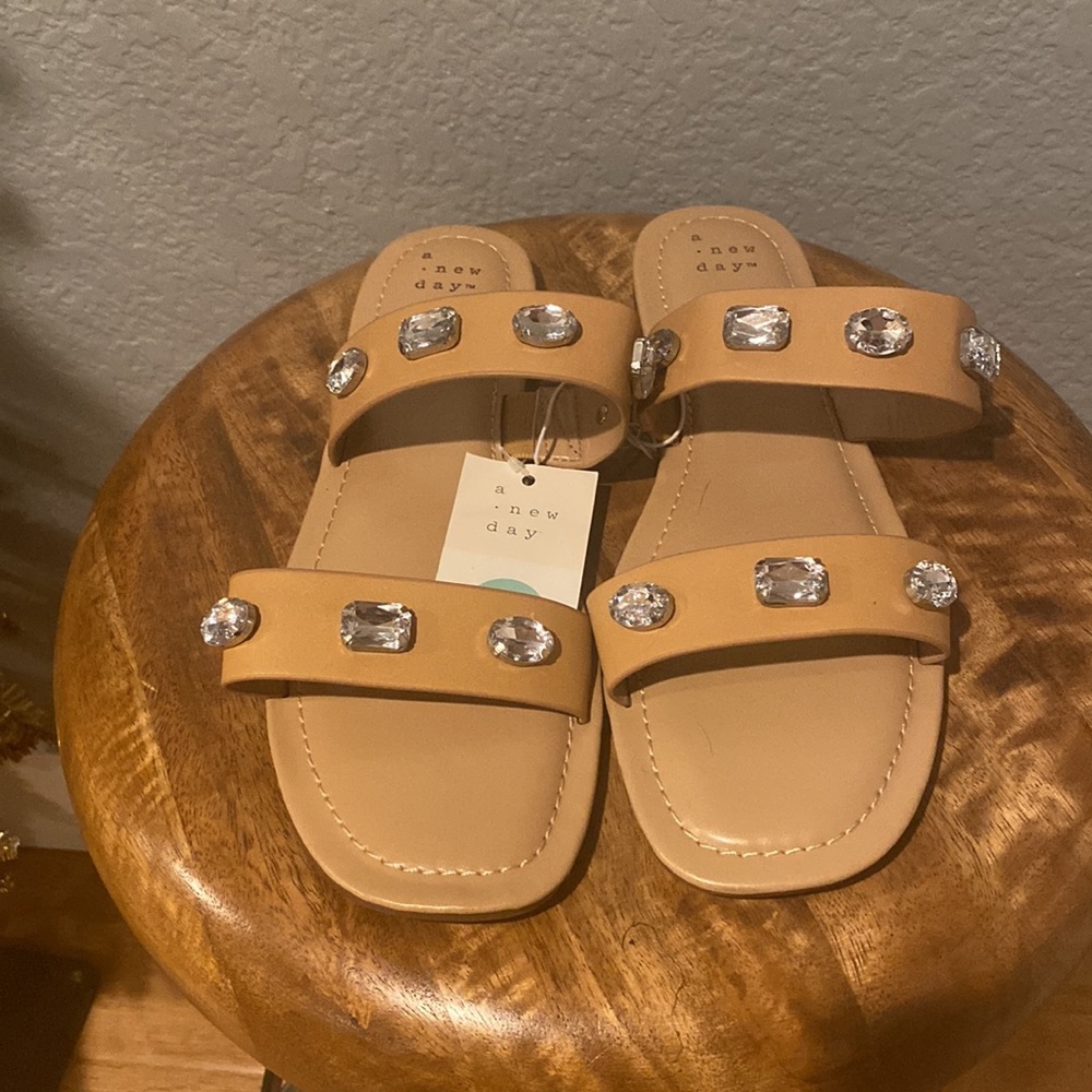 Bejeweled Bling tan sandals NEW - Picture 3 of 7
